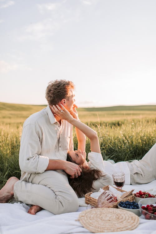 {{https://mixerdates.com/?ch=mixerblog}}couple going on a picnic
