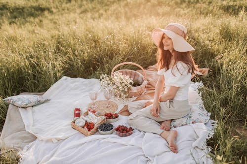 Gratis Fotos de stock gratuitas de manta de picnic, mujer caucásica, ocio Foto de stock