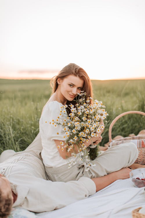 Kostnadsfri bild av blommor, kvinna, leende