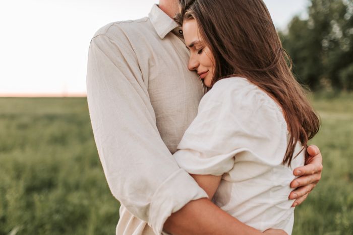 Man en vrouw die elkaar teder omhelzen