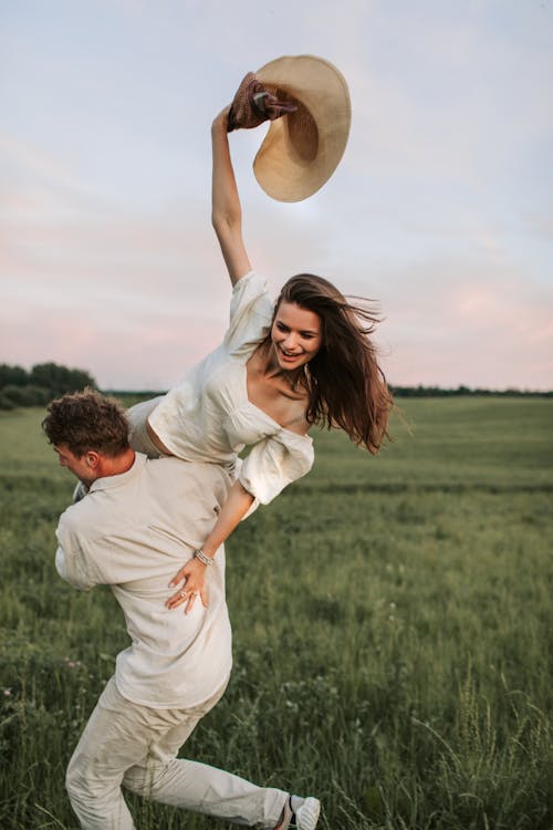 Photos gratuites de amour, champ d'herbe, content