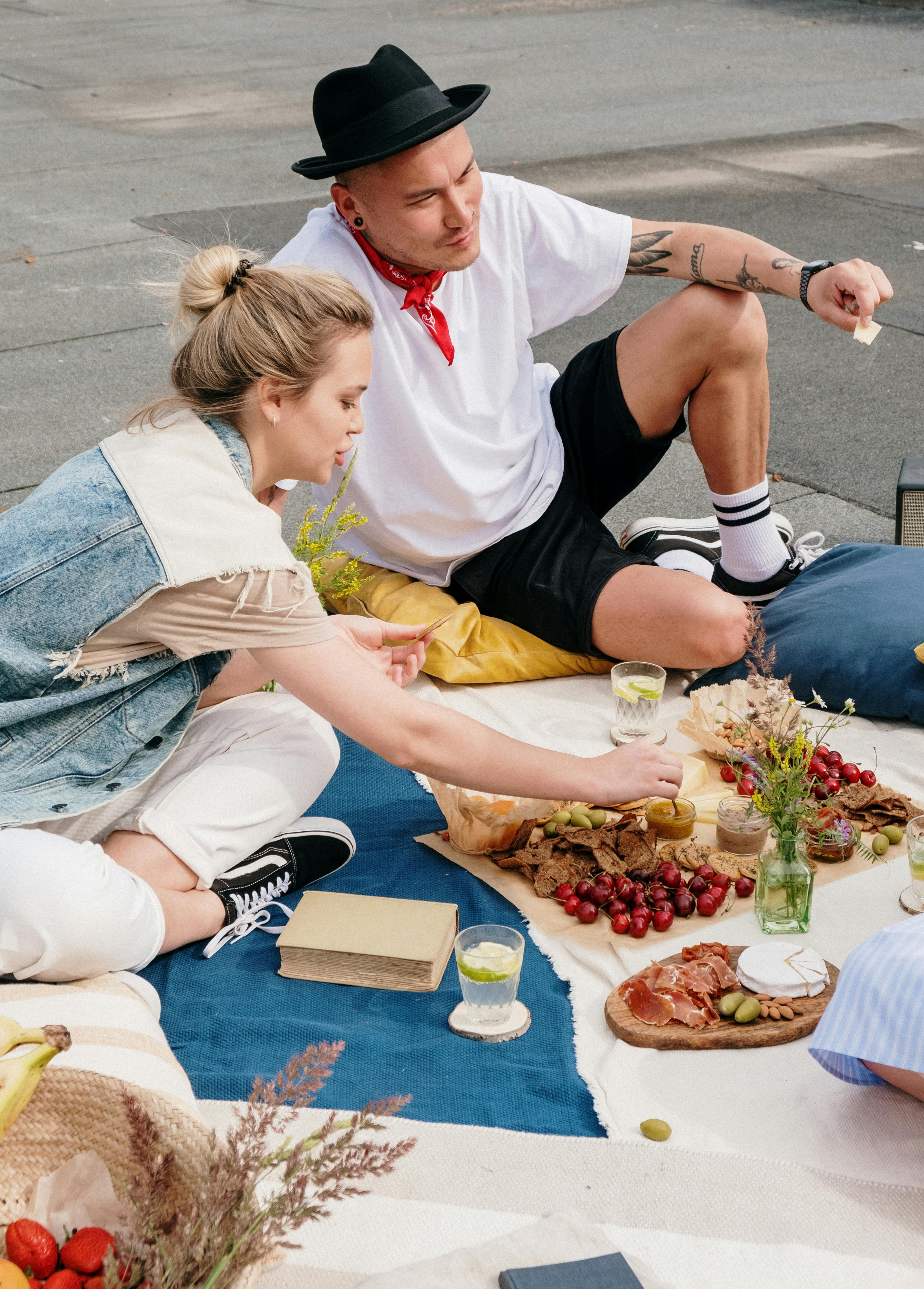 朋友们在屋顶享用各种小吃和饮料，享受休闲的夏日野餐