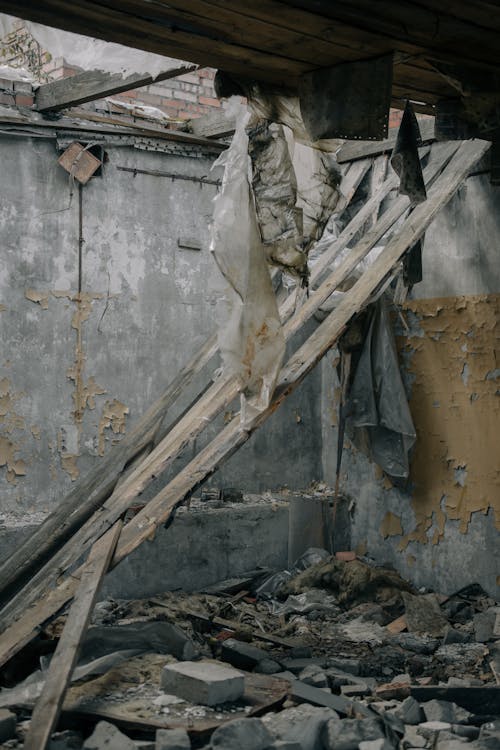 Échelle En Bois Brun Appuyé Sur Le Mur