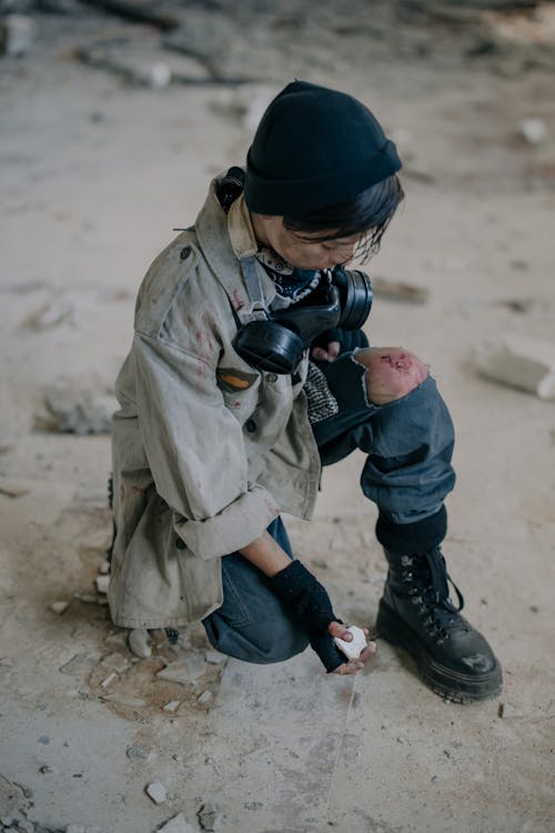 Anak Laki Laki Berjubah Coklat Dan Topi Hitam Memegang Kamera Dslr Hitam