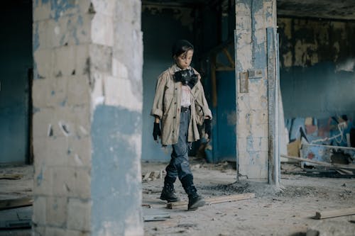 Homme En Manteau Blanc Et Noir Debout Sur Un Sol En Béton Gris