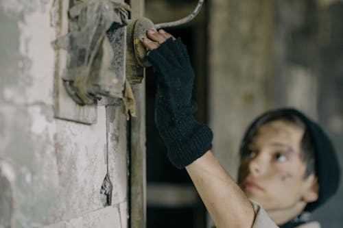 Femme En Chemise à Manches Longues Noire Tenant La Poignée De Porte En Métal Gris