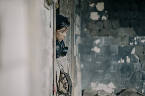 Femme En Veste En Cuir Noir Portant Des écouteurs Noirs