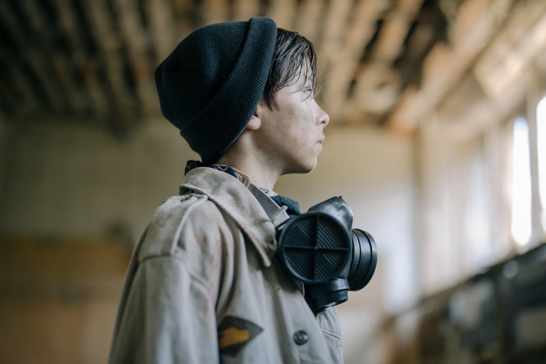 Homme En Veste Grise Portant Une Casquette En Tricot Noir