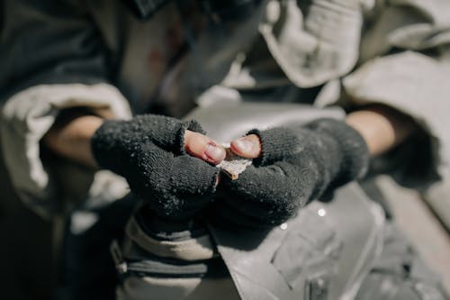 Personne En Gants En Tricot Noir