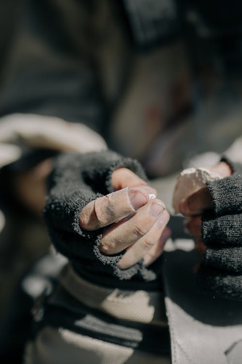 Persoon In Zwarte Handschoenen Hand In Hand