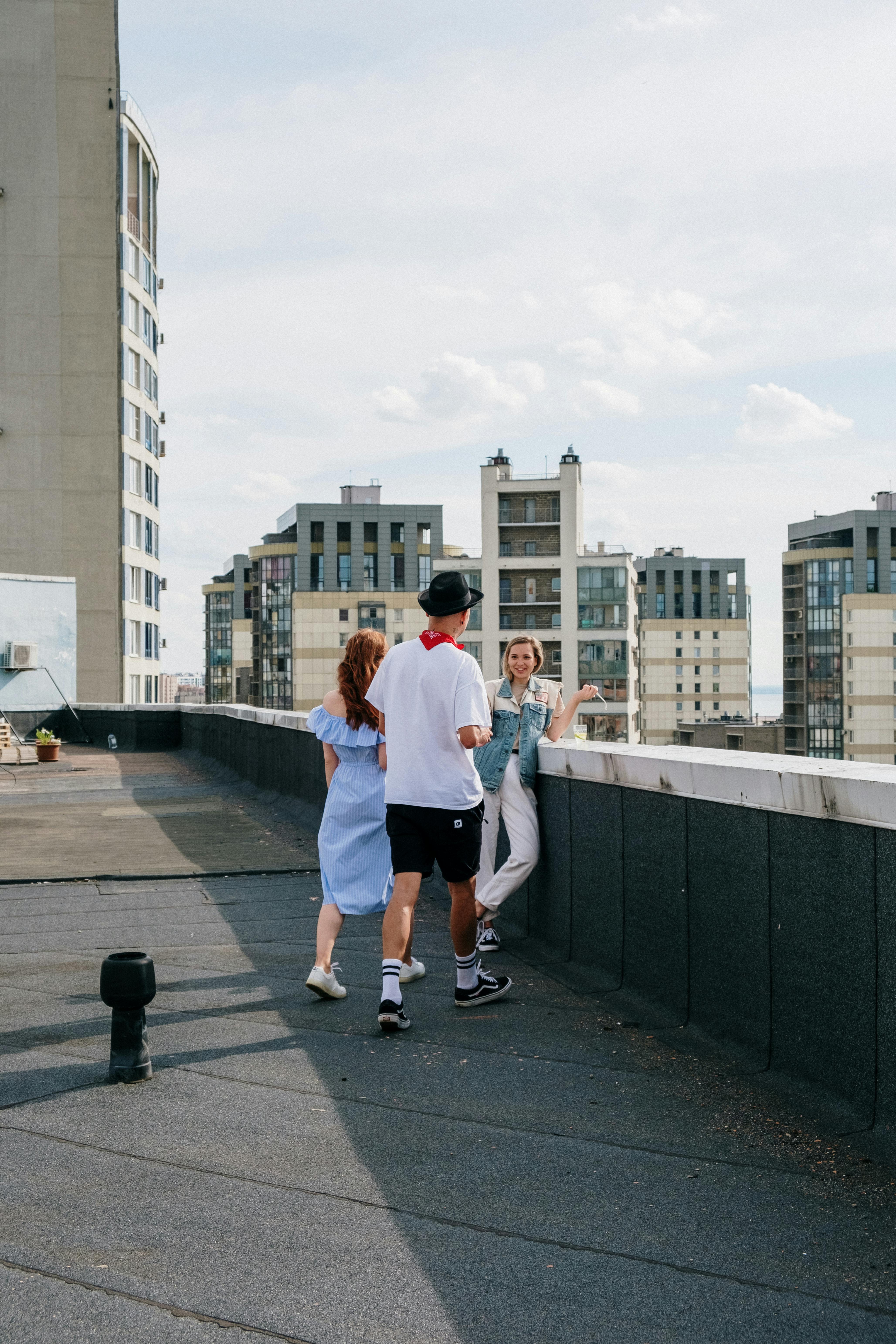 一群朋友在阳光明媚的屋顶上玩耍，背景是城市景观