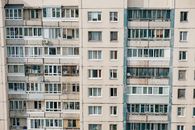 住宅楼立面特写视图，白天拍摄，带有多个窗户
