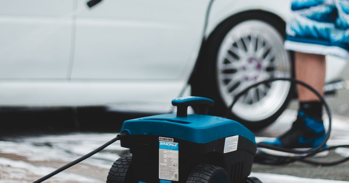 Nettoyage d'une voiture au nettoyeur haute pression