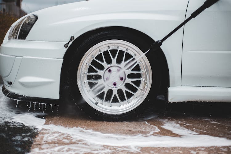 Car Wheel Washing With Water Jet