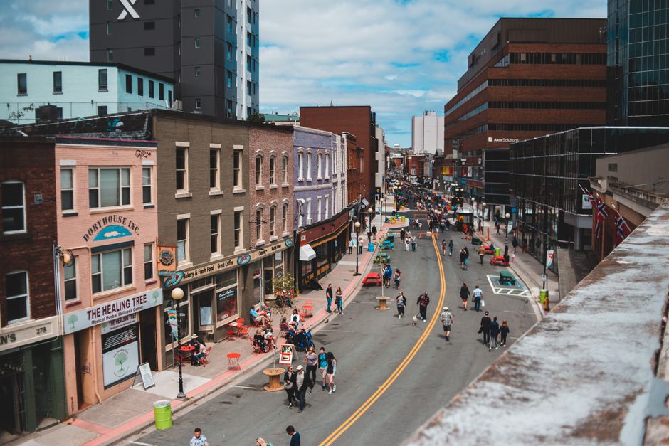 Exploration urbaine du quartier ancien de Queenston avec historienne locale