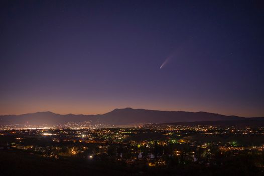 韦纳奇的夜晚，彗星划过星空，景色迷人
