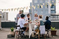 朋友们在屋顶聚会休闲，享用夏日美食和饮料