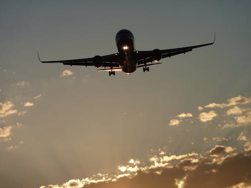 gratis Vliegtuig Op Sky Tijdens Zonsondergang Stockfoto