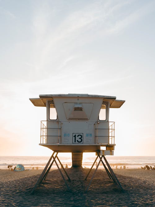 Gratis Menara Penjaga Pantai Putih Di Pantai Foto Stok