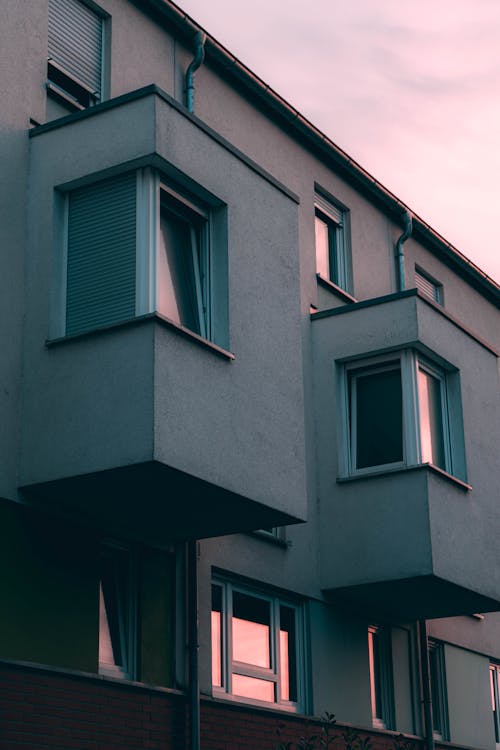 Darmowe zdjęcie z galerii z apartamentowiec, okna, perspektywa żabia