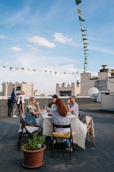 一群朋友在屋顶上享用美食，那里有城市景观和夏日氛围