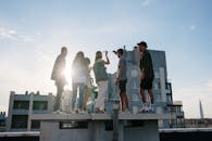 一群朋友在城市的屋顶上享受阳光明媚的一天