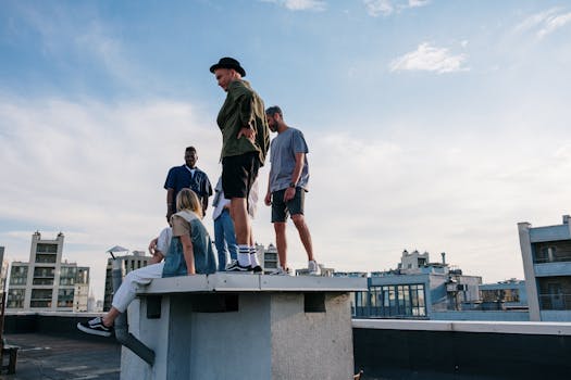 朋友们在屋顶上，以城市天际线为背景，享受夏日时光