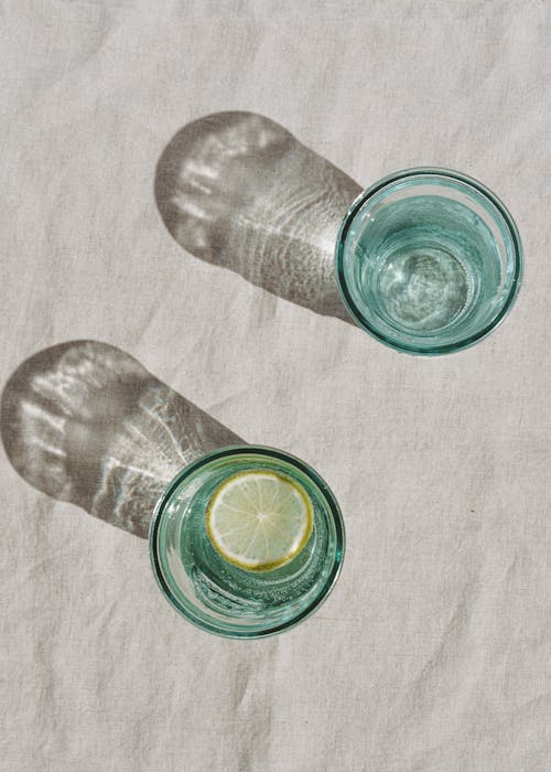 Gratis Vasos Transparentes Con Agua Y Limón. Foto de stock