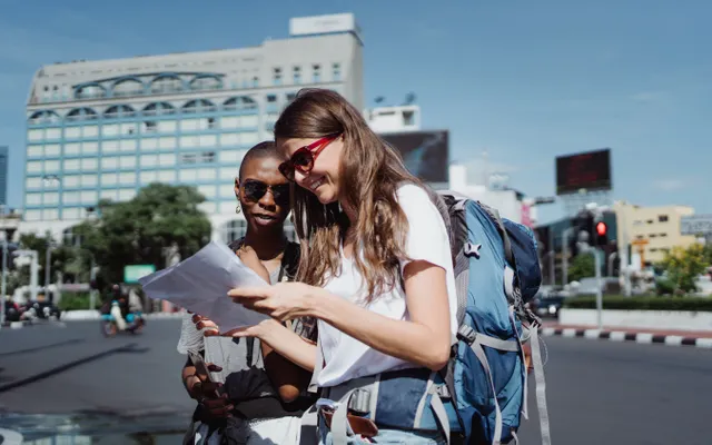 Des voyageurs préparent un itinéraire avec une carte