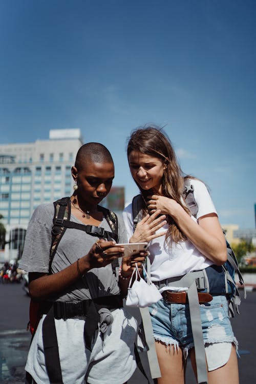 Afrikalı Amerikalı, akıllı telefon, Arkadaşlar içeren Ücretsiz stok fotoğraf