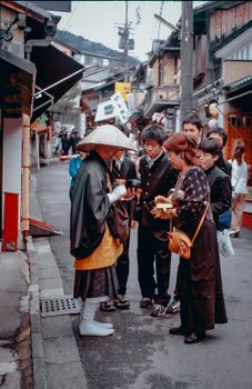 在日本街头，穿着传统服装的人们交谈着，展示着文化遗产