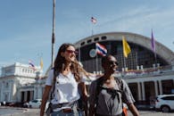 在曼谷华兰峰火车站，两名妇女享受着阳光明媚的一天