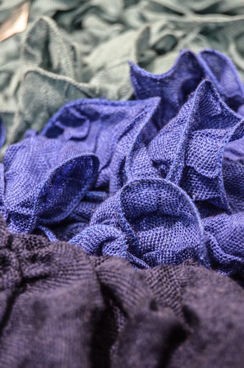 紫色和灰色网眼纺织品的选择性聚焦照片