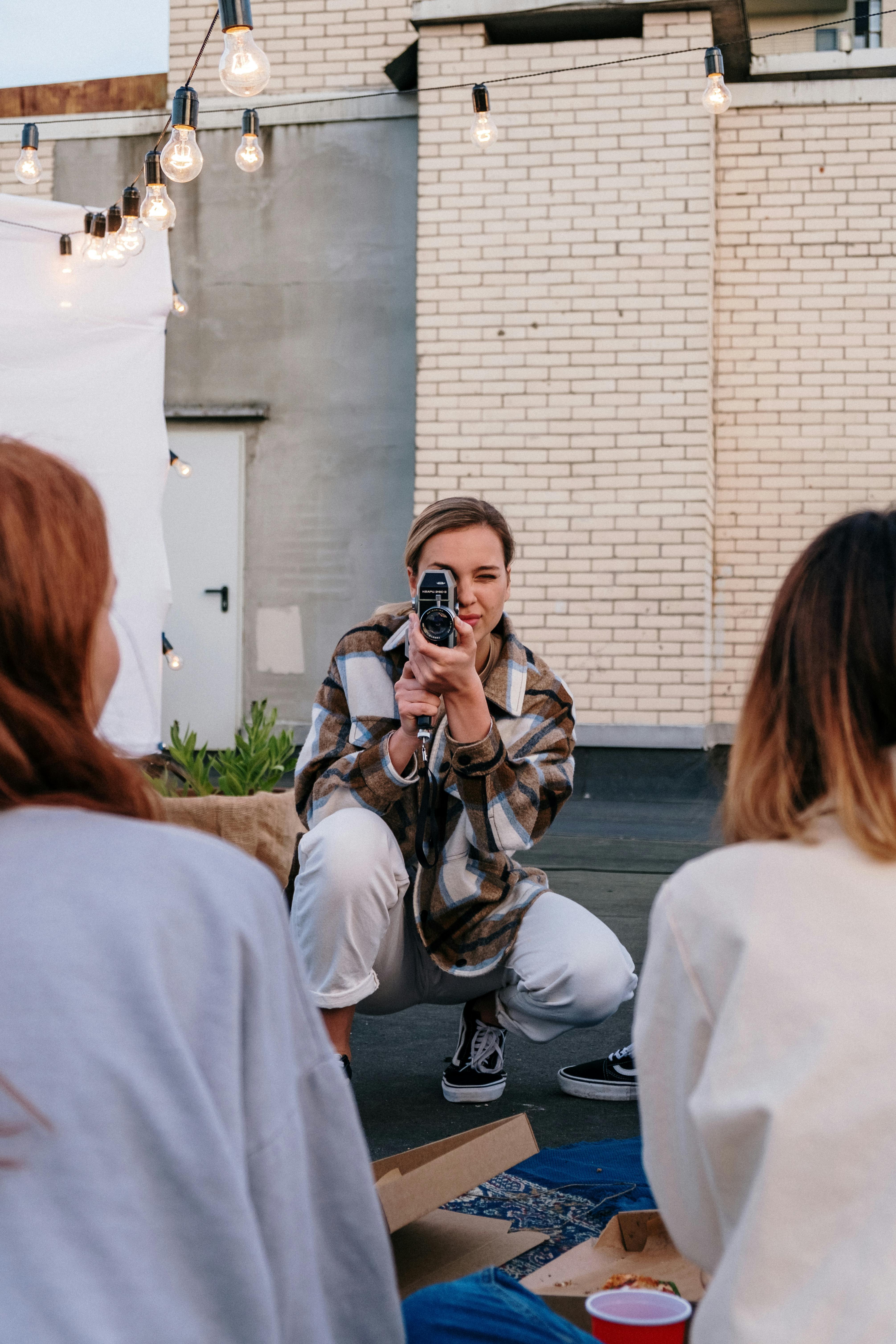 一群朋友在屋顶悠闲聚会，用老式相机捕捉瞬间