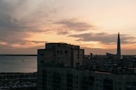 摩天大楼和高层建筑映衬着充满活力的日落天空，构成了这座城市的特色景观