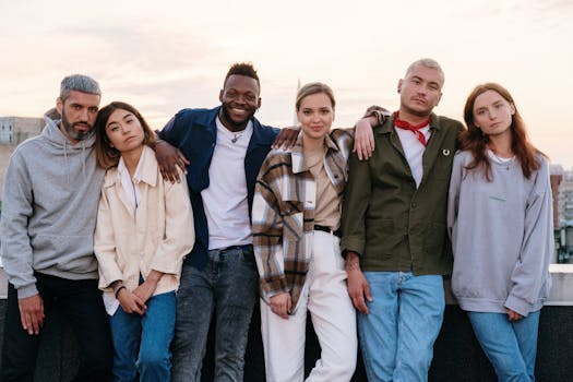 一群多元化的年轻人在日落时分，于屋顶享受休闲聚会，拥抱友谊与团结