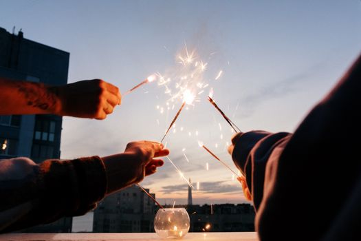 夜幕下，一群快乐的人拿着烟花在庆祝