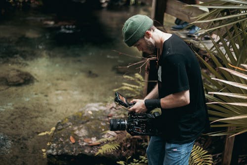 Foto profissional grátis de barbado, câmera de vídeo, cameraman