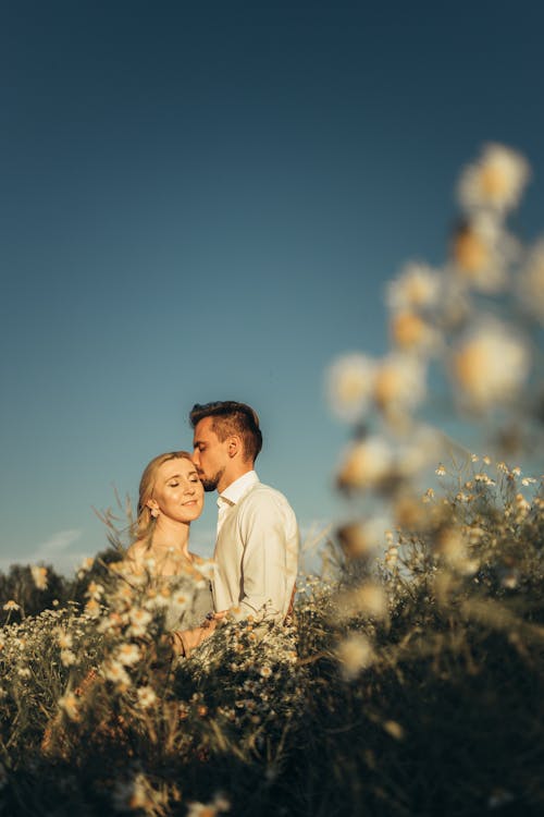 açık hava, aşıklar, ayakta içeren Ücretsiz stok fotoğraf