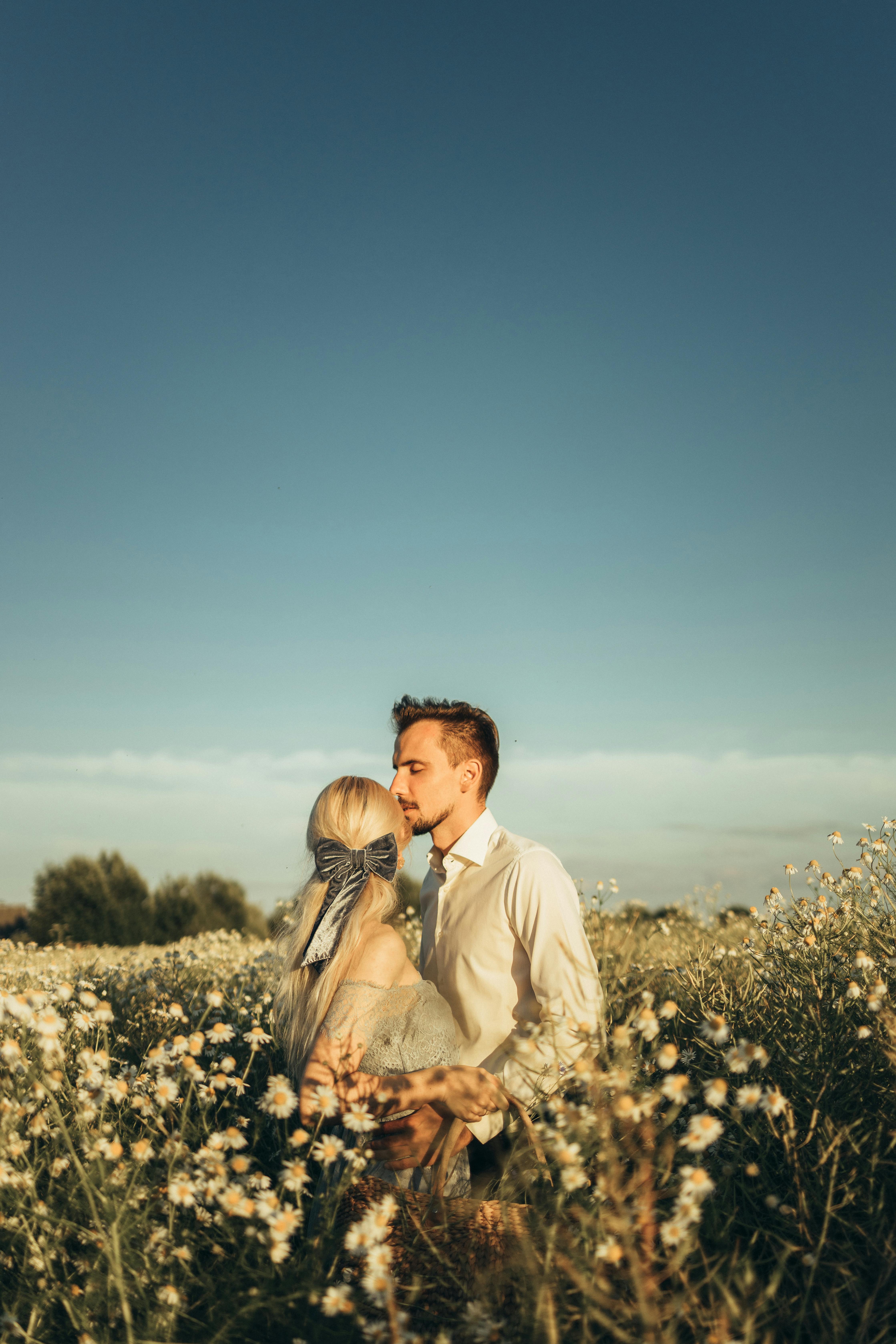 阳光明媚的日子里，一对恩爱的情侣在洋地黄花田里相拥