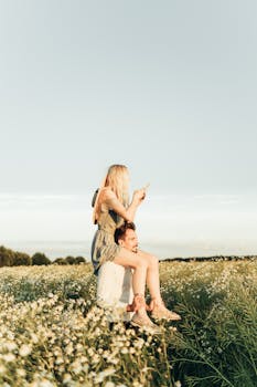 一对浪漫的夫妇在洋地黄田里享受夏日，感受着爱与自然的交融