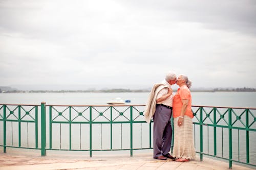 Casal De Idosos Elegantes Se Beijando No Aterro