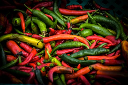 Stapel Van Groene En Rode Chilis