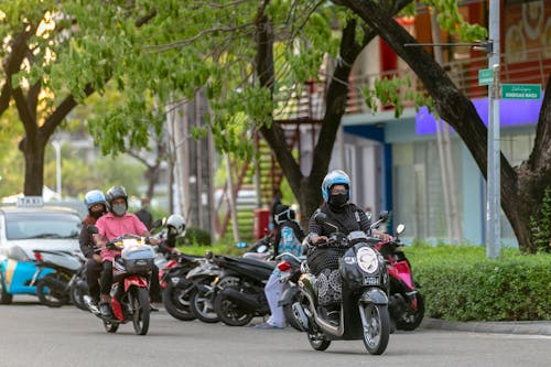 Foto stok gratis diparkir, helm, jalan