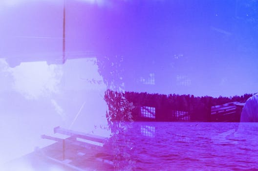 抽象电影照片采用双重曝光手法，融合湖泊风景与紫色色调