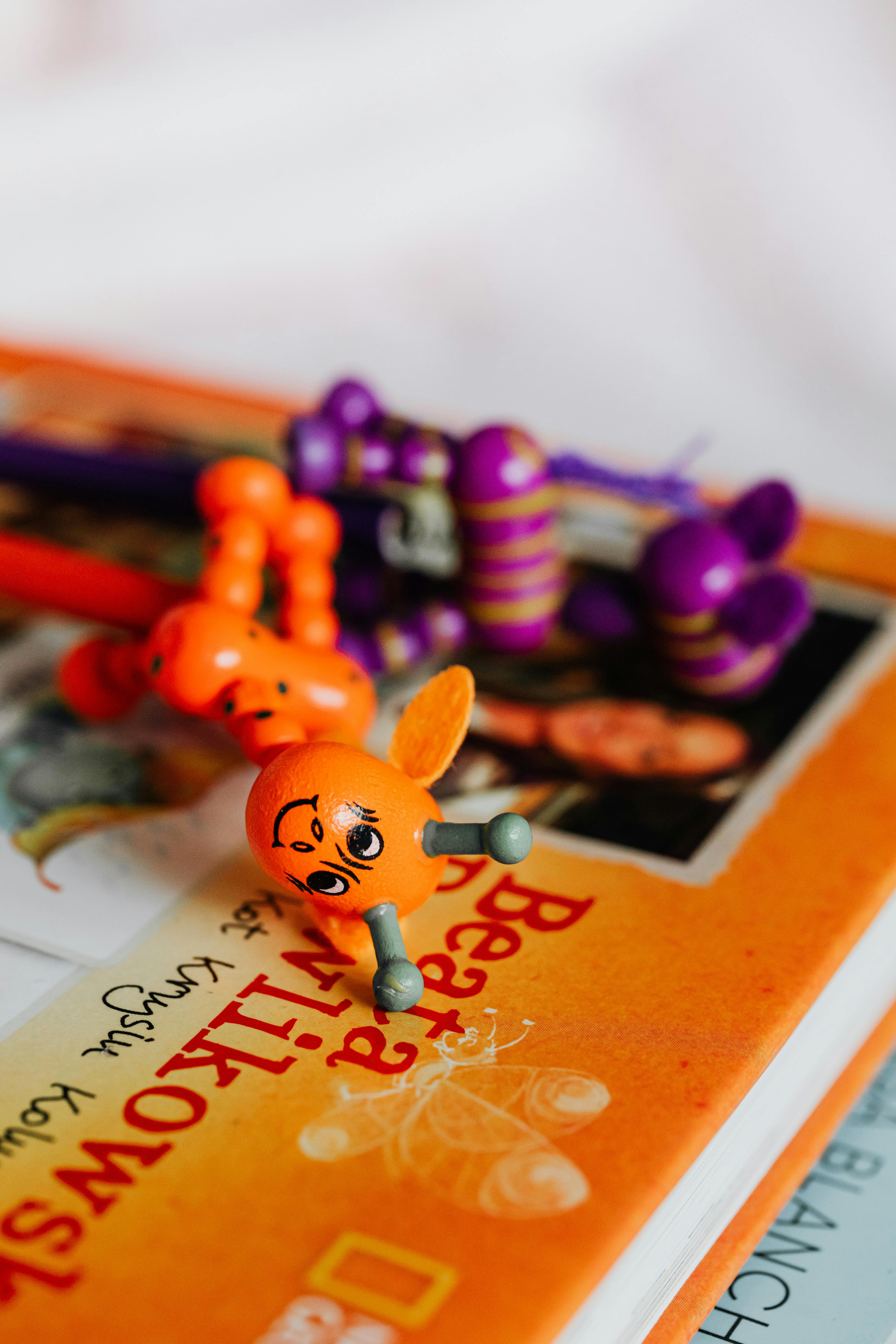 彩色玩具雕像在背景模糊的儿童读物上的特写