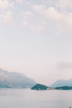 意大利伦巴第山脉群山环绕的科莫湖风景如画，平静安宁