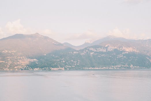 天空柔和，群山安详，流水无阻，非常适合大自然爱好者