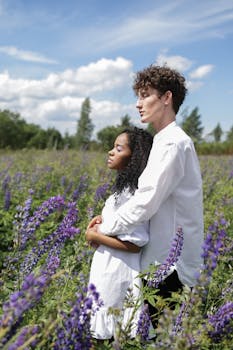 夏日天空下，一对情侣在盛开的芭蕉丛中相拥，营造出浪漫与宁静的氛围