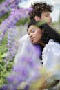 夏日，一对情侣在盛开的紫色扁豆花丛中相拥，散发着爱与宁静